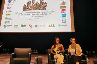 Nomthi Kanyile uund Ana Simão Pinto de Carvalho beim 10. International Symbiosis Society Congress ausgzeichnet