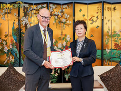 Bill Hansson receives the certificate of a honorary professorship from Prof. Yan Zhu, Vice President of the Nanjing Agricultural University.