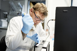 Roy Kirsch beim Beladen eines Sequenzierers der dritten Generation: Das sogenannte Nanopore Sequencing ermöglichte es, das Genom des Modellkäfers Phaedon cochleariae zu entschlüsseln. Dies war die Voraussetzung für die anschließende, auf der Genschere CRISPR-Cas9 basierende Genom-Editierung sowie für die Charakterisierung (Genotypisierung) der auf diese Weise hergestellten Käferlinien (Knockout-Mutanten, die keine Pektinasen mehr hatten).