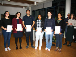 Francesca Protti Sanchez, Ana Baños, Venkatesh Pal Mahadevan, Nomthi Kanyile, Marina Quadrado und Ramya Ganesan, die Gewinnerinnen und Gewinner der Präsentationspreise beim 22. IMPRS-Symposium.