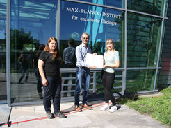 Kora Lang (right) receives the trainee award certificate from Jonathan Gershenzon, the institute's managing director. Her supervisor Evelyn Gotschke (left) is also very pleased about the award.