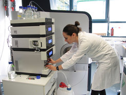 Pamela Medina van Berkum loads samples into a mass spectrometer in the laboratory.