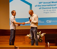 Jonathan Gershenzon erhält die Silbermedaille der International Society of Chemical Ecology von ISCE-Präsident Ted Turlings.