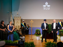 Bill Hansson während der Preisverleihung an der Schwedischen Universität für Agrarwissenschaften. Er trägt Frack und Zylinder und hält die Urkunde in einer Mappe in der Hand.